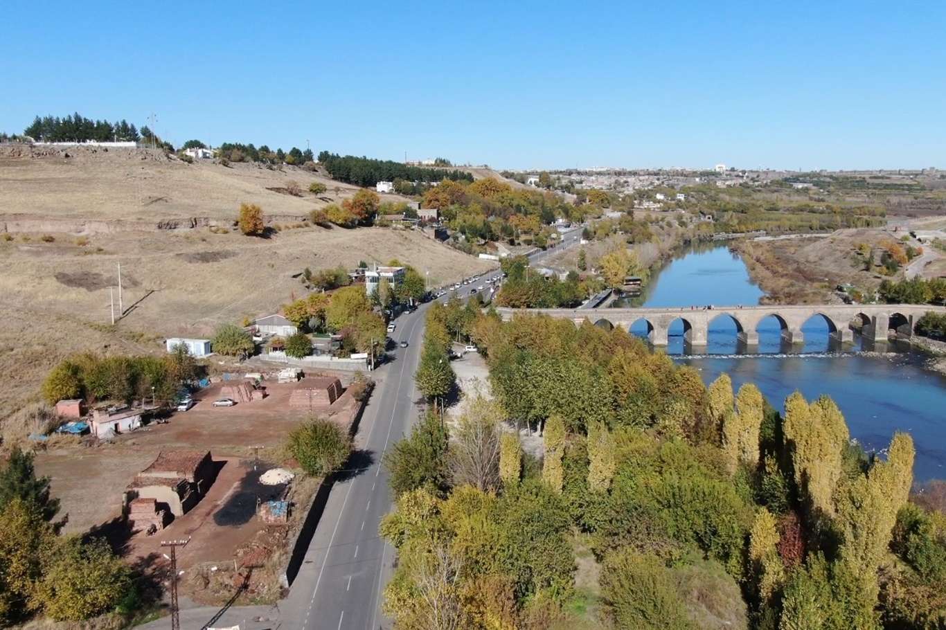 Diyarbakır Büyükşehir Belediyesi eski Mardin Yolu'nda yenileme çalışmalarına başlıyor